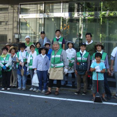 大塚駅前から向原までの沿線で、700種1190株のバラをお世話