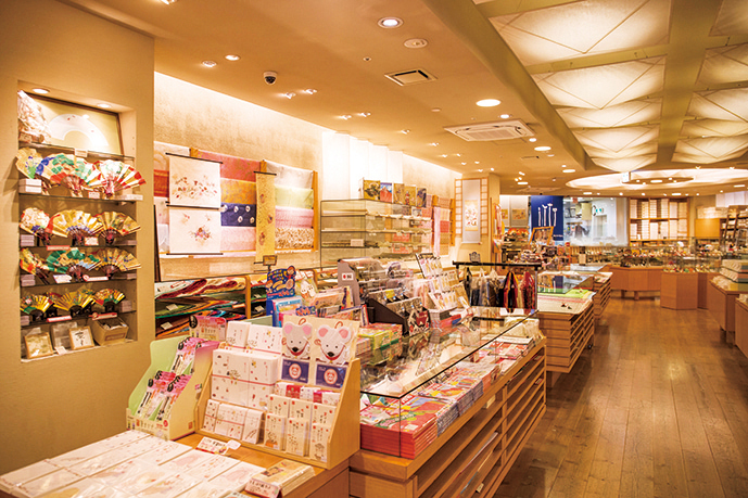 和紙のほかに洋紙や文具、雑貨なども置かれた店内。
