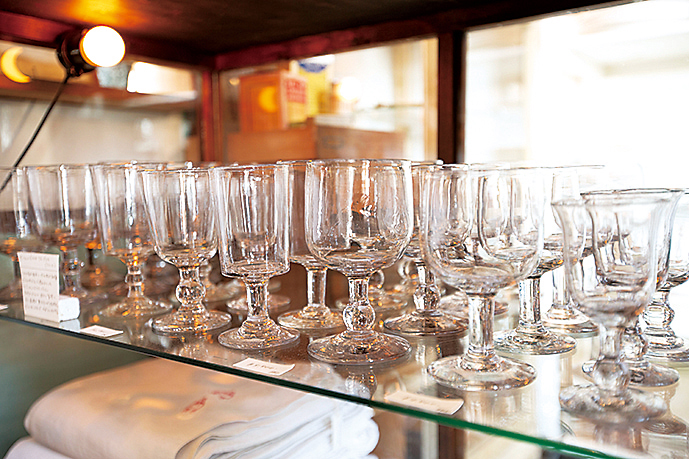 職人が手吹きで作った味わい深いワイングラス（4,800円～）。店内のアイテムは1900年代初頭に作られたものが中心。