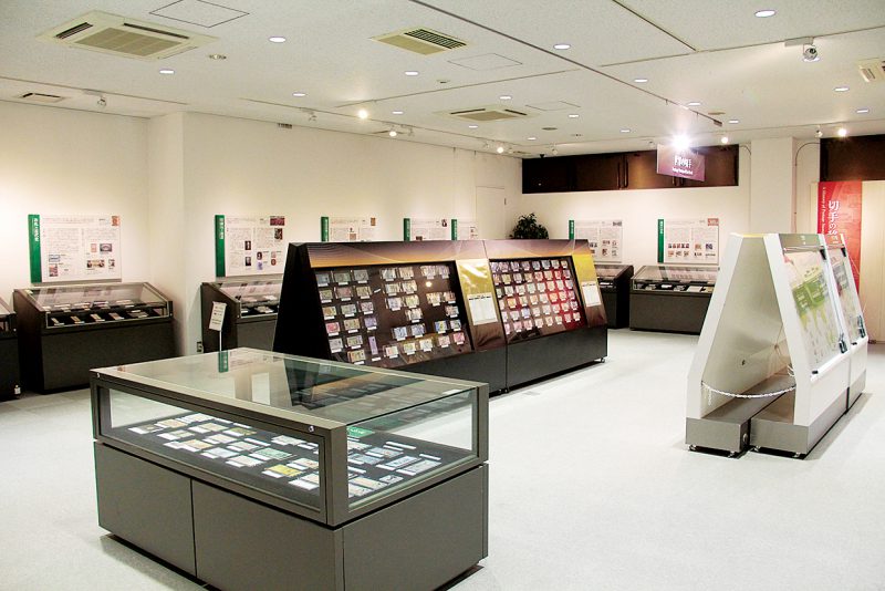 2階展示室は日本のお札や切手の歴史、さらに世界のお札や切手など8つの展示を鑑賞することができる。