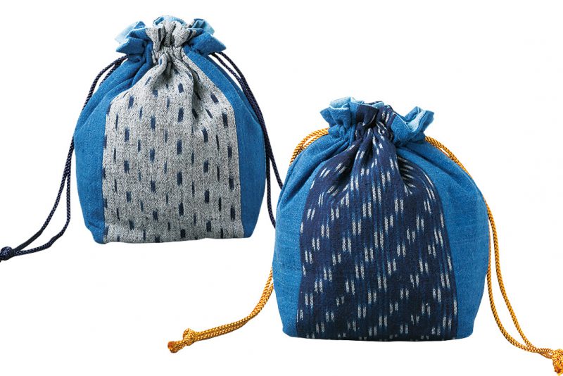 広島県で製造されている備後絣という伝統的な織物を使った「巾着」（1個1,944円）。藍染めの木綿で、肌なじみがよいのが特徴。