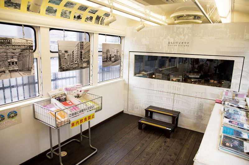 ジオラマや東京を走る都電の昔の写真などが展示された学園号の車内。