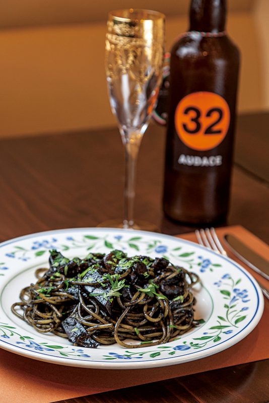 「いかすみのスパゲッティー」(1,650円)には、ワインはもちろんイタリアの地ビールにも合う。