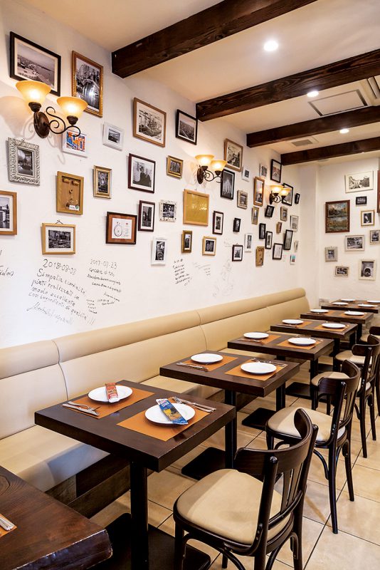  壁にはワイナリーのオーナーのサインや、北区で唯一取得しているというイタリアンレストラン品質認証マーク「AQI」が飾られている。
