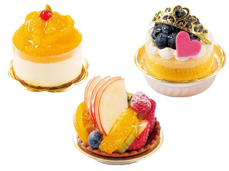 米粉使用の「プリンセスロールケーキ」（左：490円）、季節のフルーツの「タルトフルーツ」（中央：500円）、オレンジムースの「バレンシア」（右：430円）。
