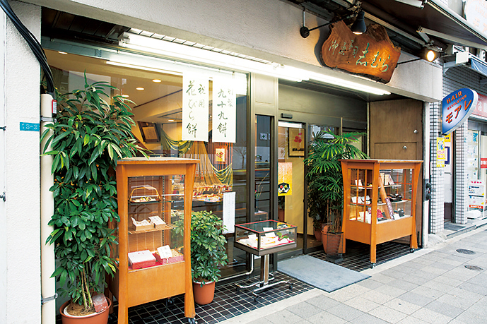 1階は和菓子店、2、3階が喫茶に。