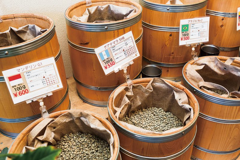 スペシャルティコーヒーと呼ばれる厳選された生豆が約10種類並ぶ。