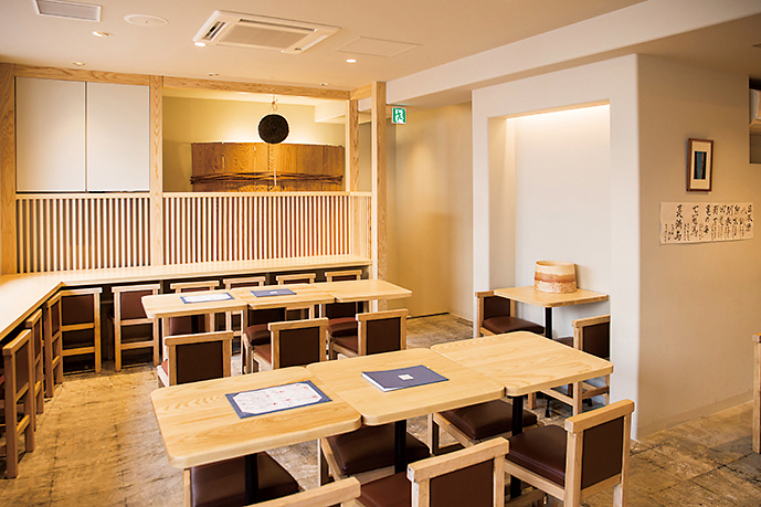 2階には京都伏見の北川本家で使われていた仕込み桶や杉玉が飾られている。スカイツリーが見えるカウンター席も。