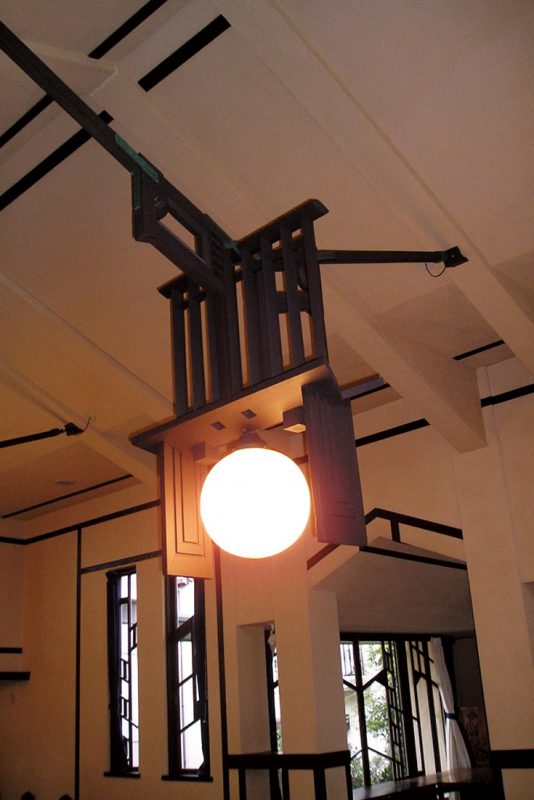 食堂の天井から吊るされた照明もフランク・ロイド・ライトの設計。