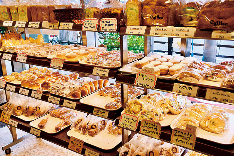 菓子パンや惣菜パンなど、約80種類のパンが並ぶ。