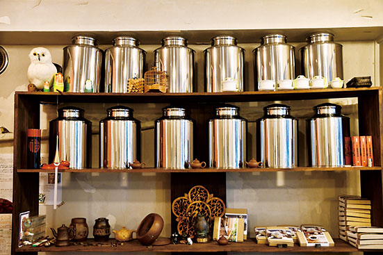 中国の茶器や電気釜が並び、まるで本場の茶館にいるよう。