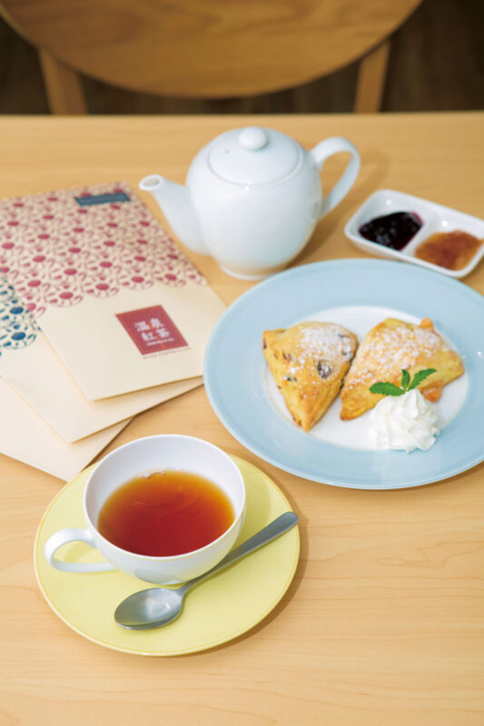 希少品種である熊本県産の茶葉「べにふうき」を発酵させる過程で、熊本の名湯・玉名温泉の温泉水を活用し、まろやかなうま味とコクを引き出した「温泉紅茶®」（660円）。「自家製スコーン」（330円〜）は、毎日3～5種類を用意。