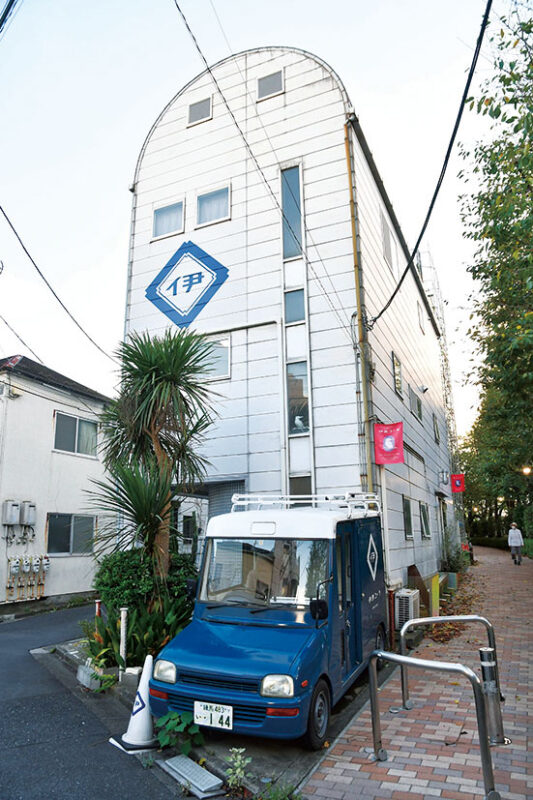 ブルーの移動販売車「カワセミ号」とロゴが描かれた建物が目印。