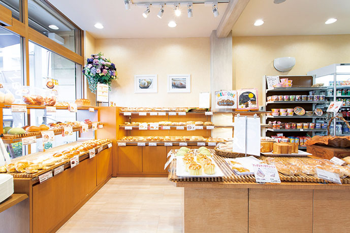 店をリニューアルした5年前にパンの販売をスタート。毎月、新商品のパンが並ぶ。