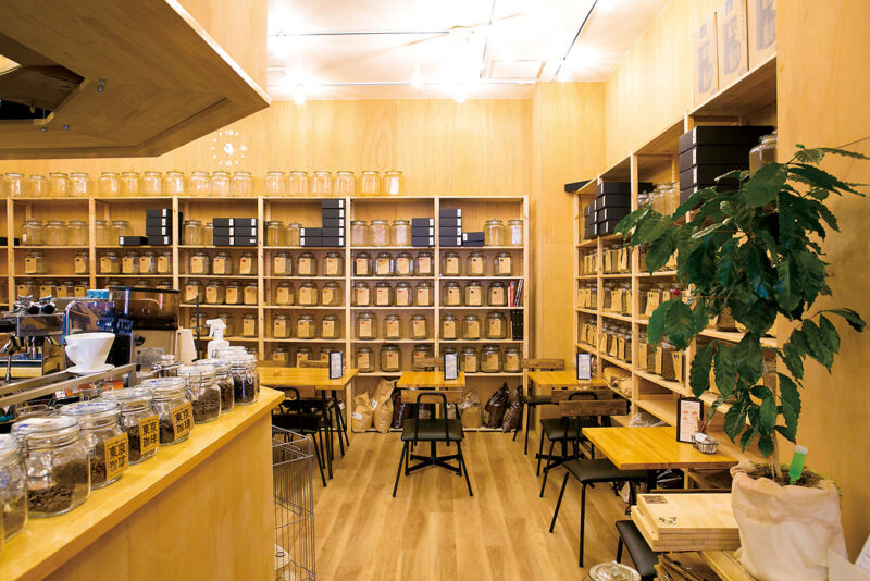 壁一面の棚に世界中のコーヒー豆がエリア別に陳列されている。