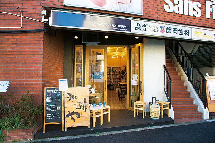 早稲田通り沿いの店頭に立つとコーヒーのいい香りに誘われる。