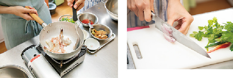 パクチーなどの野菜を切って水にさらし、ひき肉とエビを鍋で炒める。