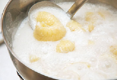砂糖がとけたら、縦半分にして横4等分に切ったバナナを加え、やわらかくなるまで7〜8分煮る。