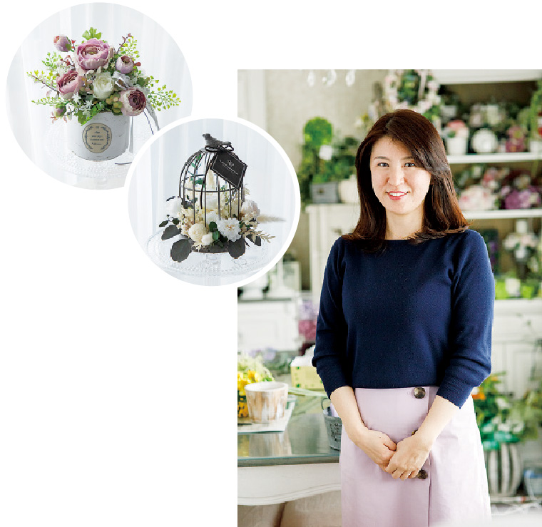 フラワーデザイナーの花田紀子さん。鳥かごや鉄製のフレームなど、多彩な花器を使いこなした、ナチュラルでやさしい色合いのアレンジメントに定評がある。