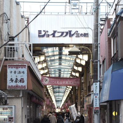 昭和レトロの雰囲気にあふれる都電とともに明日に向かう商店街